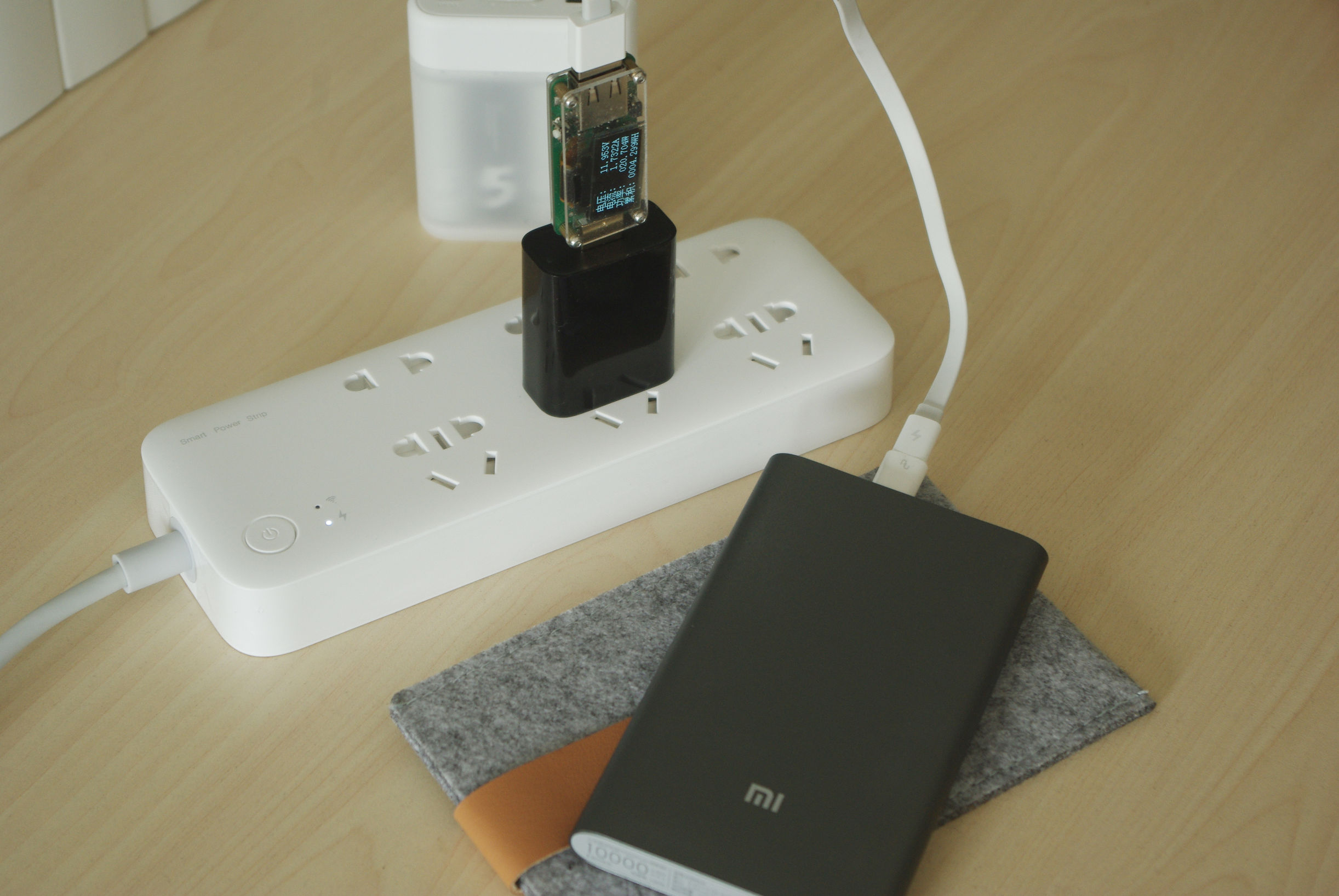 小米充电器标准版和秒冲版,zmi10000mah多功能移动电源