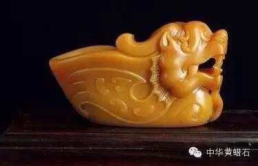 顶级的黄蜡石与和田玉的区别,老干皮顶级黄蜡石原石图片