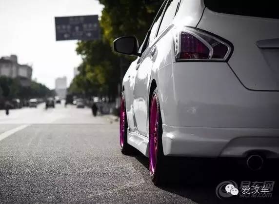 日产骐达中央扶手箱改装,日产的小精灵骐达改装案例