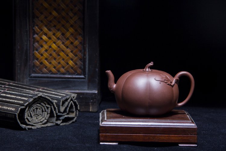 为啥紫砂壶是黄色的,为什么紫砂壶有绿色的呀