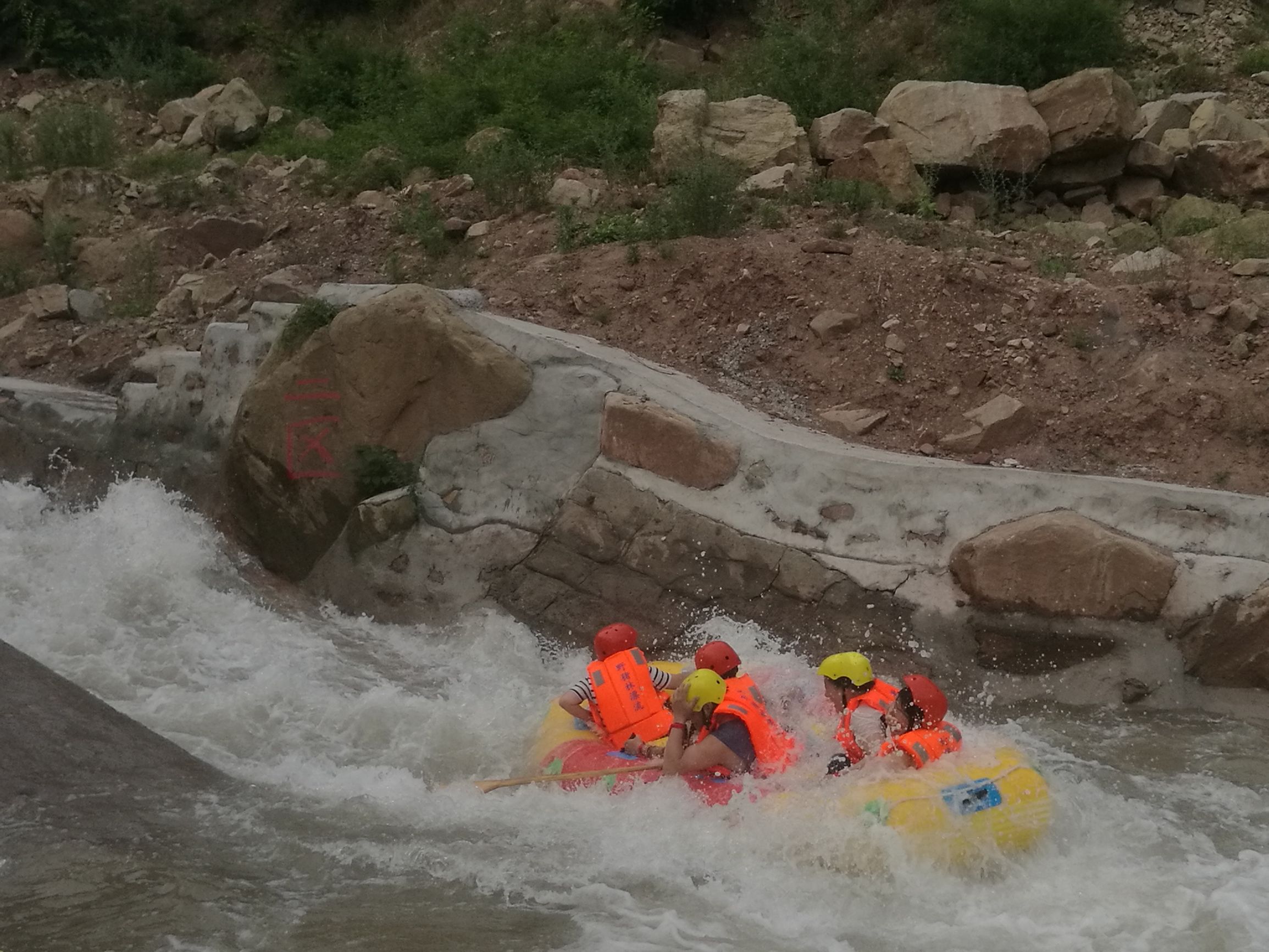 浪尖上的漂流完整版,黄河三峡景区野猪林漂流