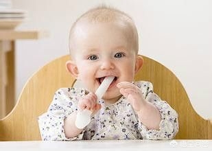 一喂奶宝宝就笑不吃,一喂奶宝宝就哭闹怎么回事