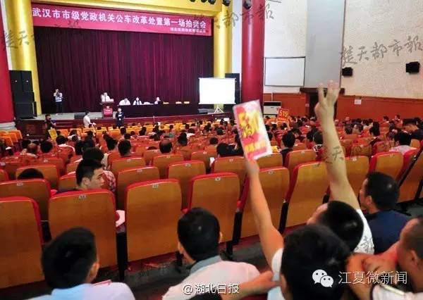 武汉爹爹暴雨中趟水染丹毒|大妈疑似被迫录视频：生吃灯泡、金鱼、仙人球