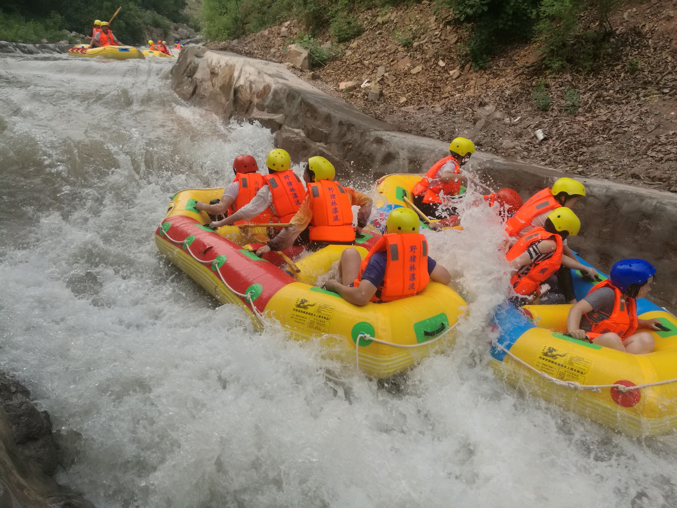 浪尖上的漂流完整版,黄河三峡景区野猪林漂流