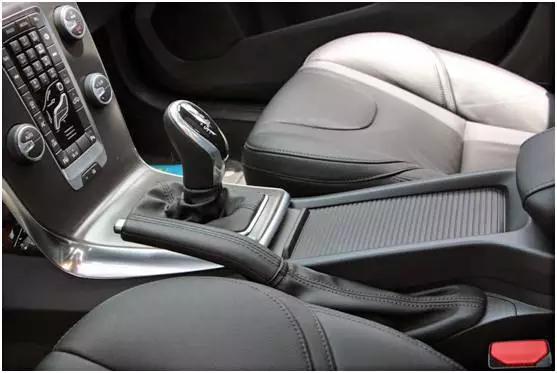 沃尔沃v40新款试驾,沃尔沃v40两驱和四驱哪个好