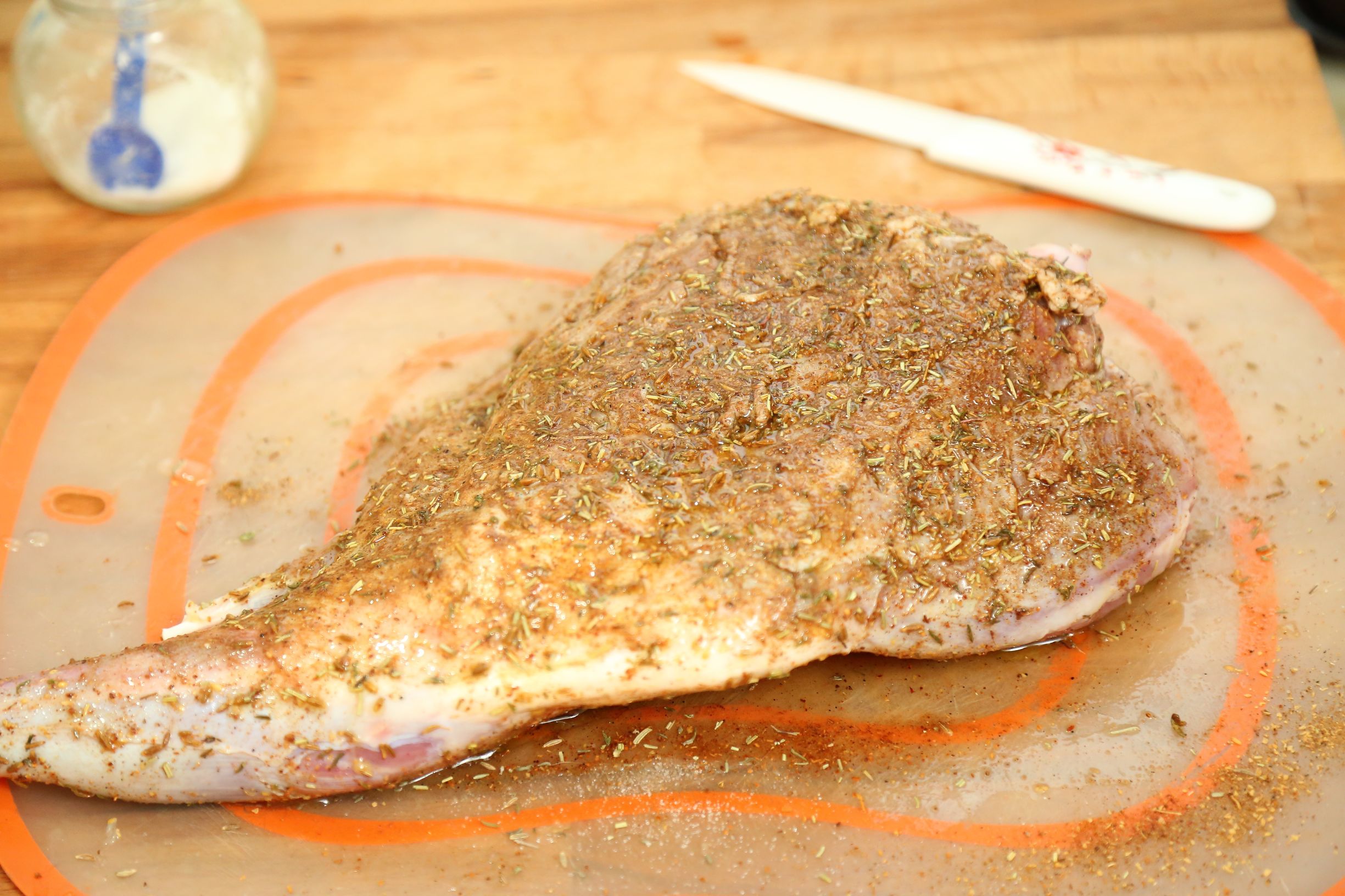 烤羊腿和烤小羊腿,羊腿怎么烤好吃碳烤羊腿