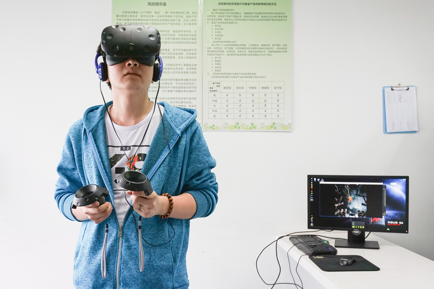 VR领域的标杆、传说中的HTCvive，体验起来到底如何？