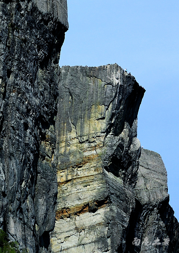 你敢站在悬崖边拍视频吗,你敢站在房顶边缘吗