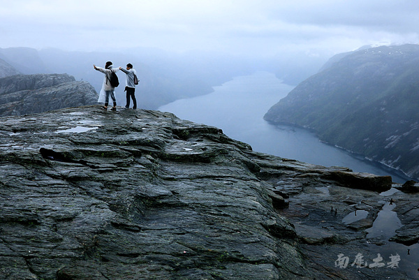 你敢站在悬崖边拍视频吗,你敢站在房顶边缘吗