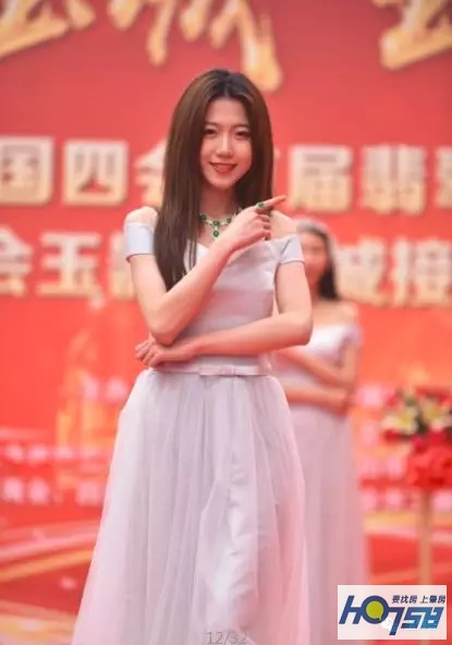 太壮观了！玉博城接待中心开放近万人围观，千万豪车、翡翠大秀、雄狮争霸激情上演