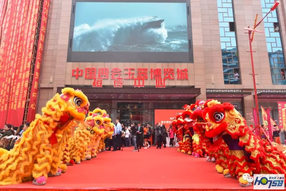 太壮观了！玉博城接待中心开放近万人围观，千万豪车、翡翠大秀、雄狮争霸激情上演