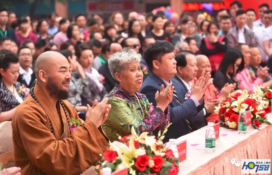 太壮观了！玉博城接待中心开放近万人围观，千万豪车、翡翠大秀、雄狮争霸激情上演