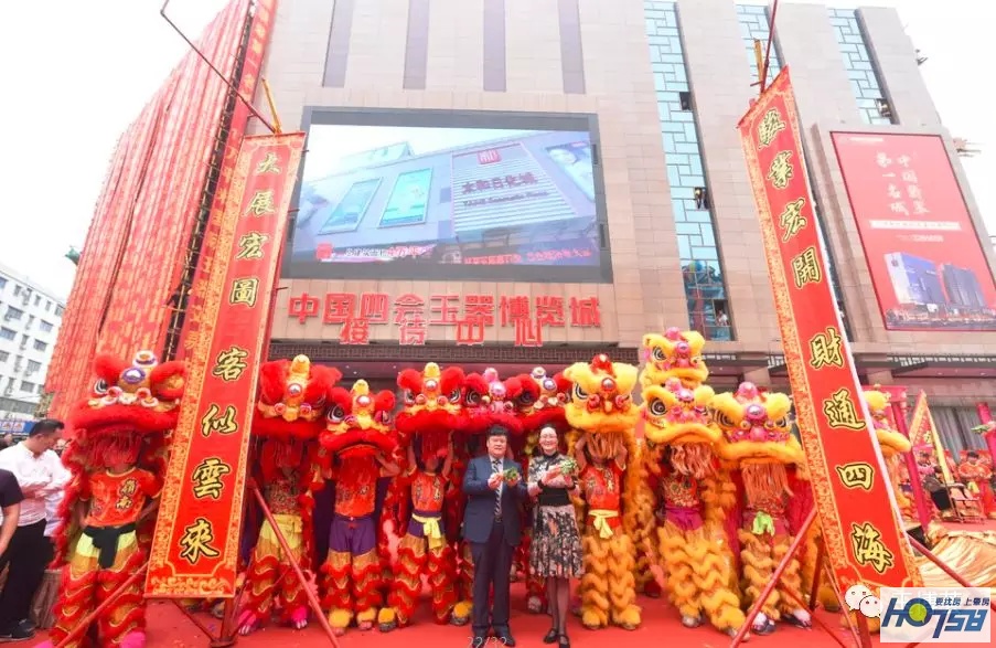 太壮观了！玉博城接待中心开放近万人围观，千万豪车、翡翠大秀、雄狮争霸激情上演