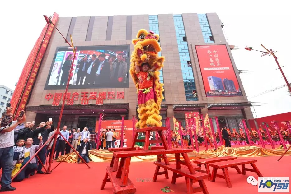 太壮观了！玉博城接待中心开放近万人围观，千万豪车、翡翠大秀、雄狮争霸激情上演
