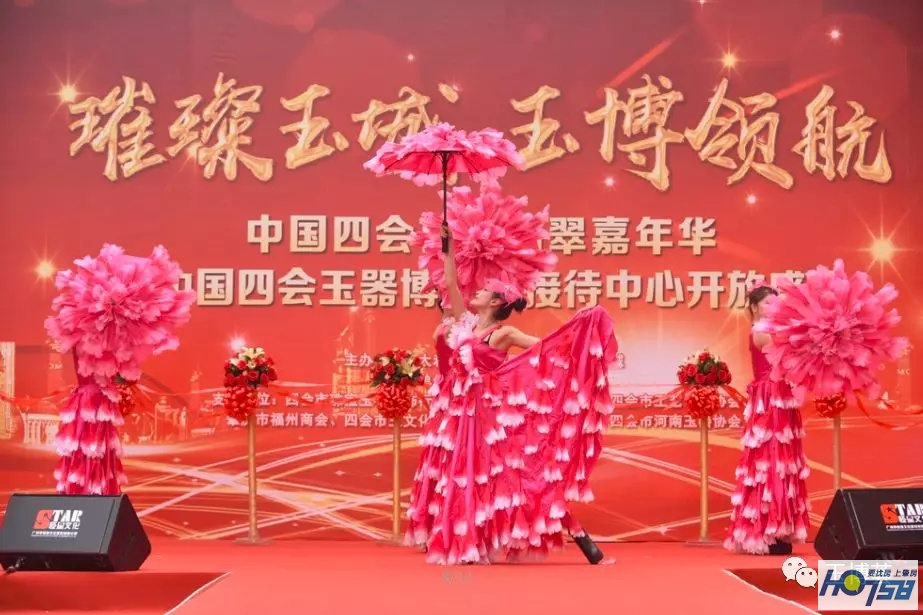 太壮观了！玉博城接待中心开放近万人围观，千万豪车、翡翠大秀、雄狮争霸激情上演