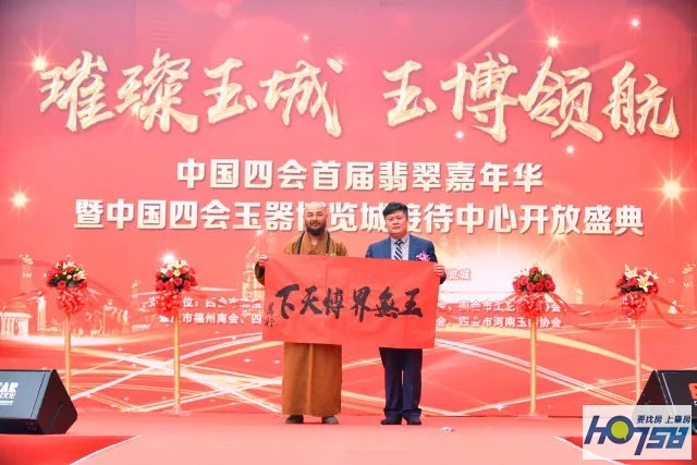 太壮观了！玉博城接待中心开放近万人围观，千万豪车、翡翠大秀、雄狮争霸激情上演