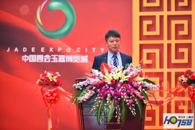太壮观了！玉博城接待中心开放近万人围观，千万豪车、翡翠大秀、雄狮争霸激情上演