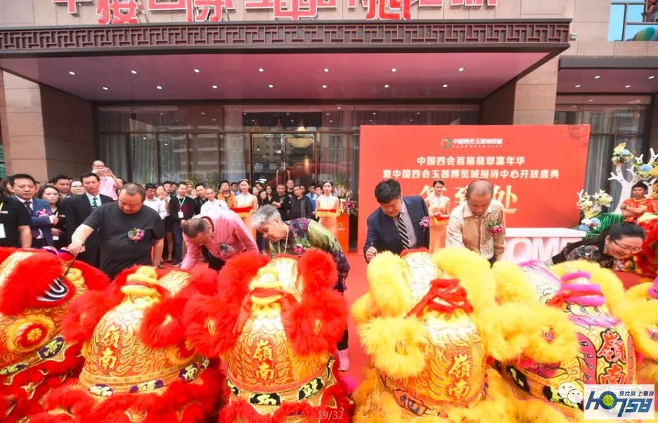 太壮观了！玉博城接待中心开放近万人围观，千万豪车、翡翠大秀、雄狮争霸激情上演