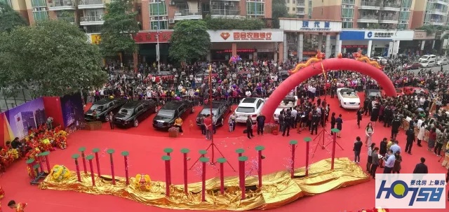 太壮观了！玉博城接待中心开放近万人围观，千万豪车、翡翠大秀、雄狮争霸激情上演