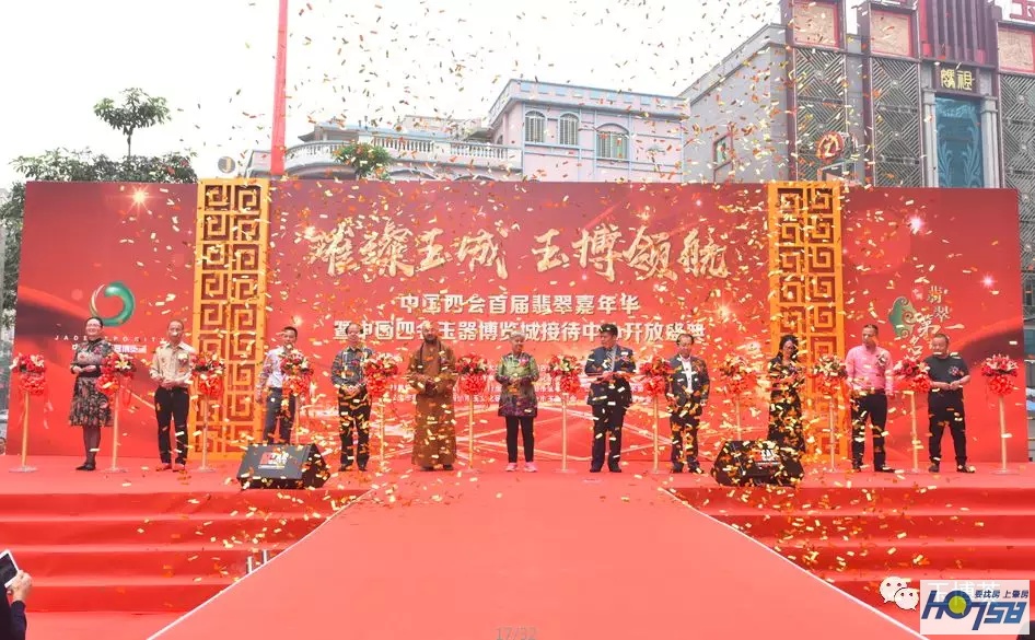 太壮观了！玉博城接待中心开放近万人围观，千万豪车、翡翠大秀、雄狮争霸激情上演