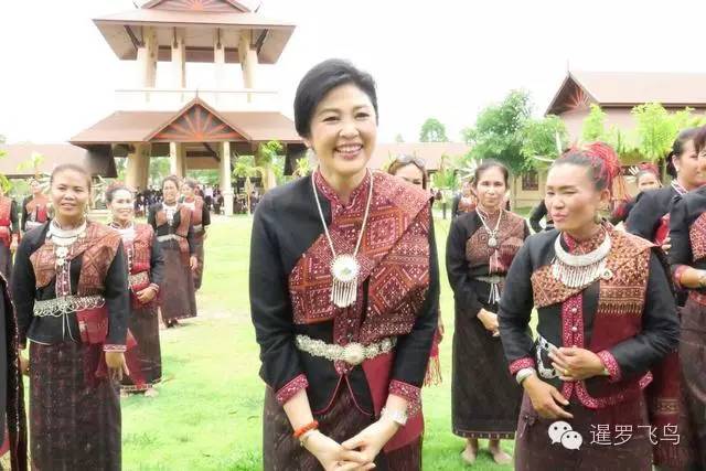 泰国前美女总理英拉推广泰丝受热情欢迎