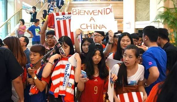 “欧冠决赛”吹牛指南：如何搭讪女（男）球迷？