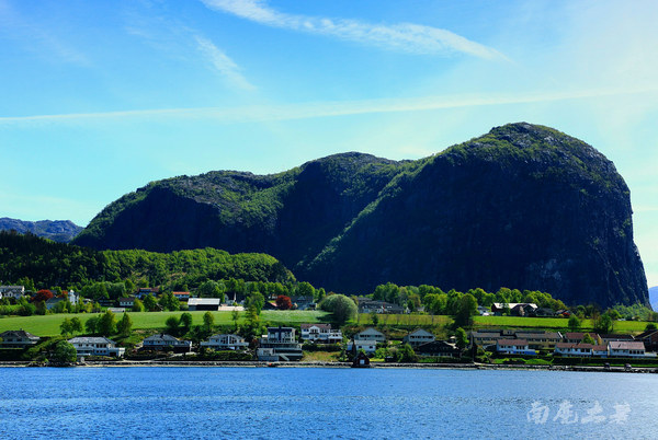 你敢站在悬崖边拍视频吗,你敢站在房顶边缘吗