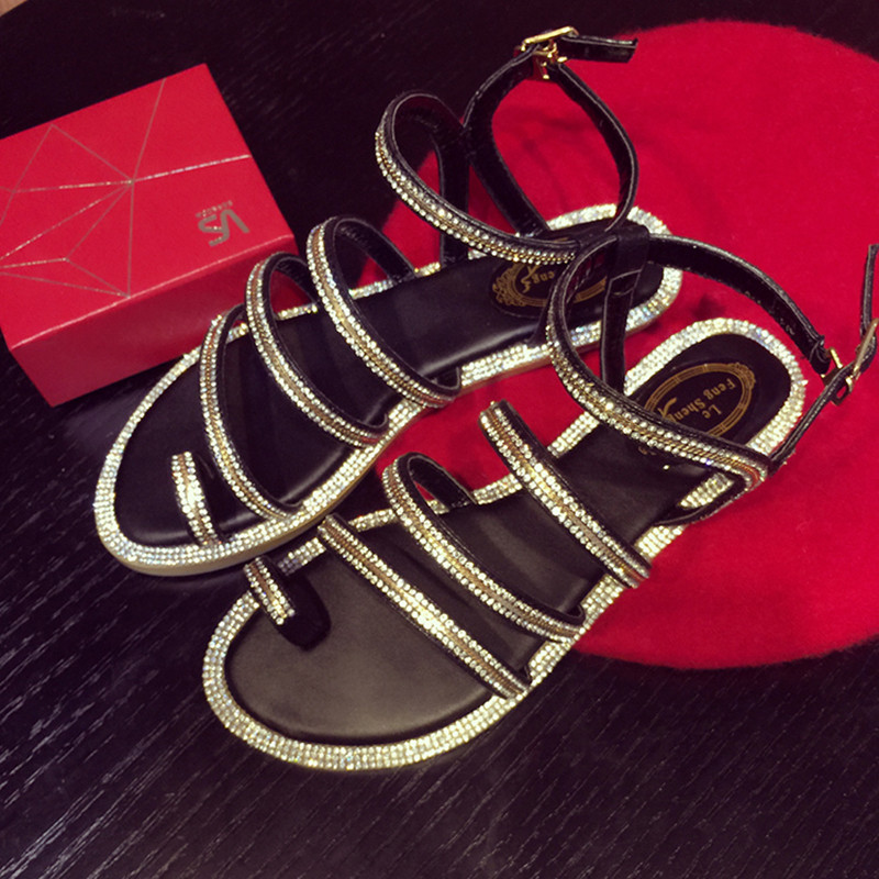 夏季少不了这两双舒适凉快的凉鞋,今年夏天穿的凉鞋又好看又百搭