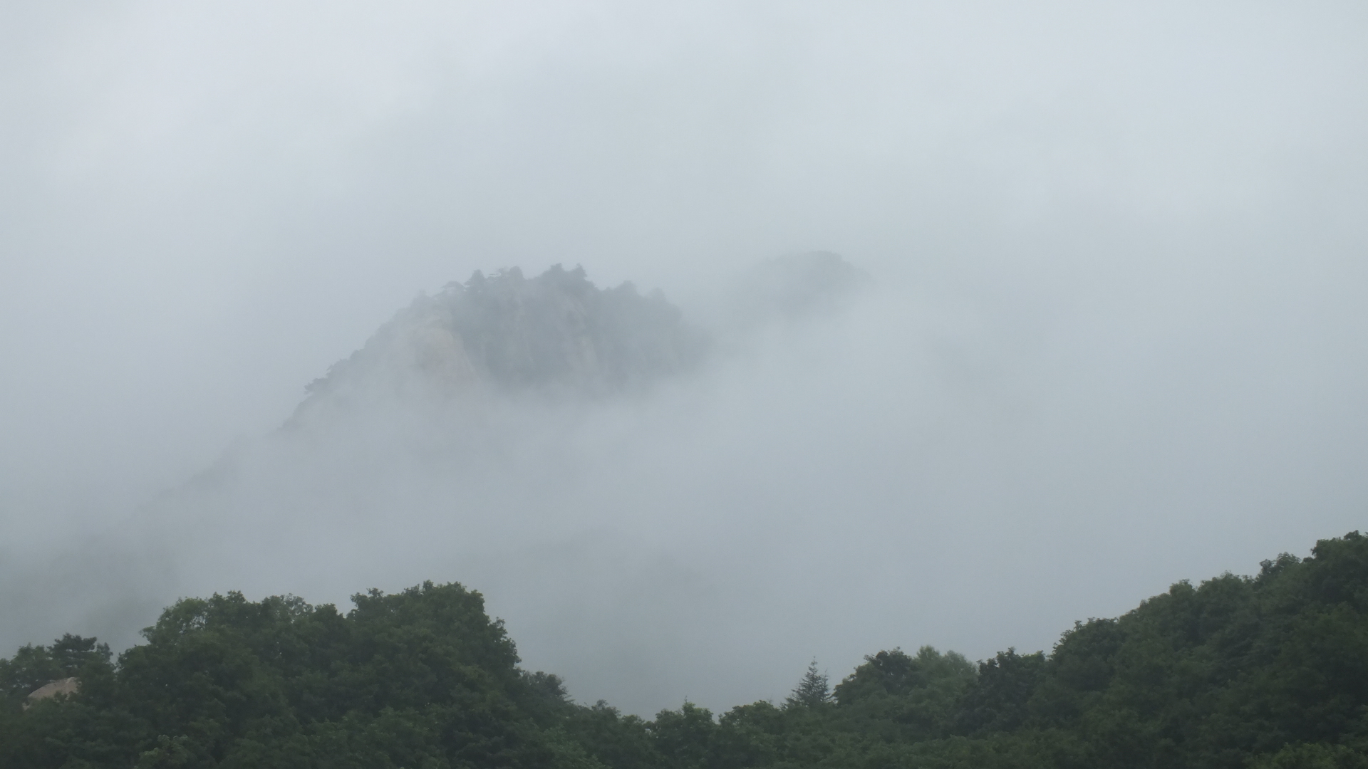 雨中的长白山美景描写,雨中天池