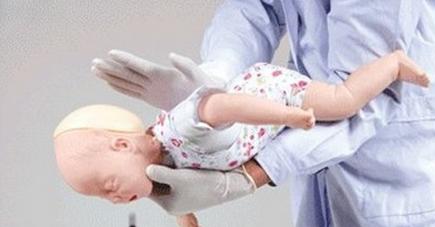 食物卡住气管的正确救治方法,宝宝吃东西卡住的急救方法