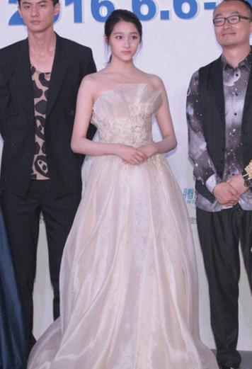 白玉兰奖颁奖典礼赵丽颖内场礼服,白玉兰奖颁奖典礼赵丽颖红毯照片