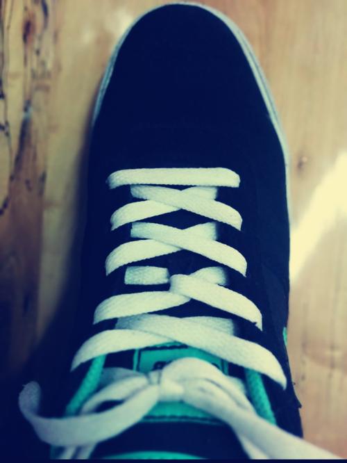 鞋舌一体不跟脚怎么办,鞋舌一只歪一只不歪质量问题吗