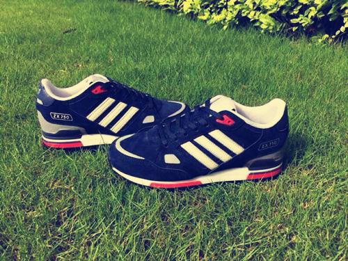 鞋舌一体不跟脚怎么办,鞋舌一只歪一只不歪质量问题吗