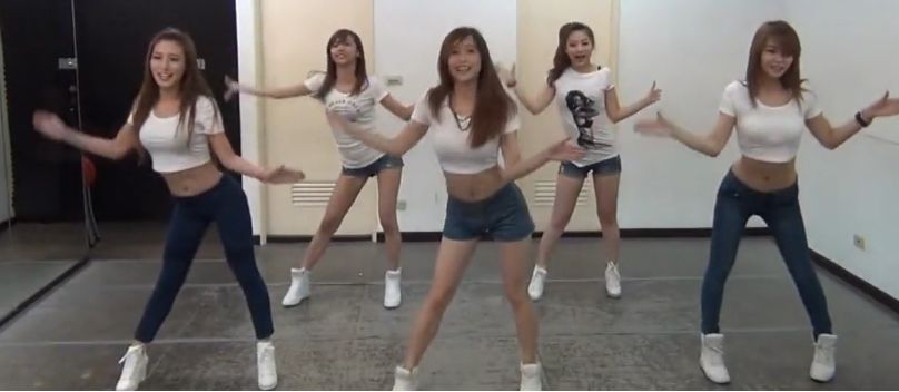 60岁阿姨像20岁少女,60岁阿姨看起来像20多岁的女人