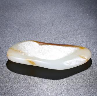 金皮白玉籽料视频,和田玉籽料青白色手把件精品价格