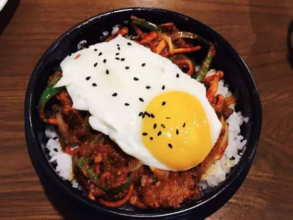 团长探店这是欧巴代言的炸鸡店！你们都不要拦我！我必须要去