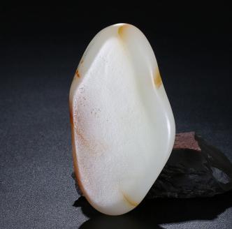 金皮白玉籽料视频,和田玉籽料青白色手把件精品价格