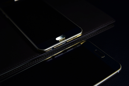 2千块买华为还是买三星,2千多买个二手手机值得吗