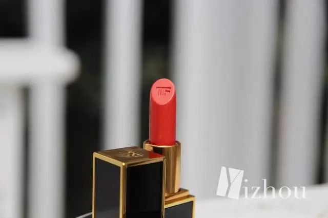 现在的美妆品的名字太太太太少儿不宜了，“一丝不挂”、“事后清晨”、Sex-Proof……