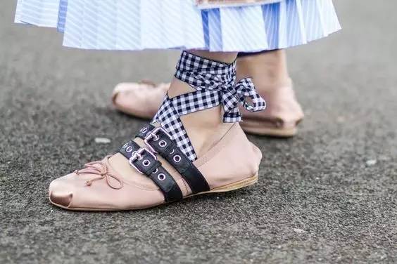 每日星范|林志玲让她健步如飞的芭蕾鞋，不只杨幂喜欢，连奥黛丽赫本也被圈粉啦！