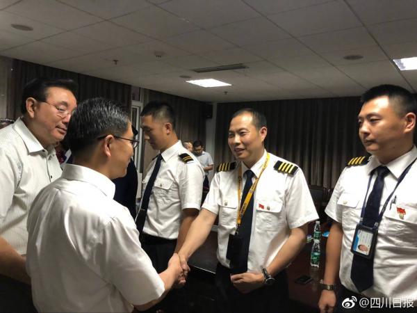 川航备降事件最新,经历川航备降死里逃生机长