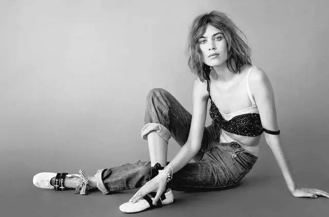 每日星范|林志玲让她健步如飞的芭蕾鞋，不只杨幂喜欢，连奥黛丽赫本也被圈粉啦！