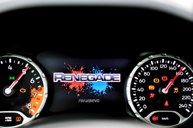 jeep自由侠试驾第一视角,毒辣车评jeep自由侠