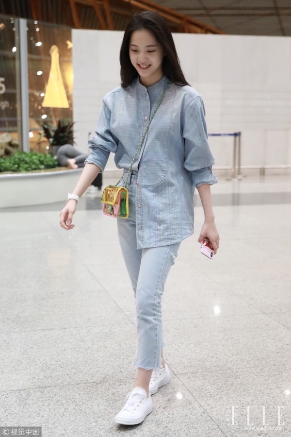 衬衫牛仔裤搭配高跟鞋,钟楚曦和张雪迎谁漂亮