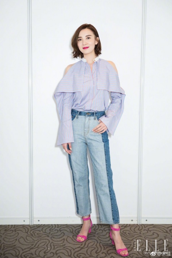 衬衫牛仔裤搭配高跟鞋,钟楚曦和张雪迎谁漂亮