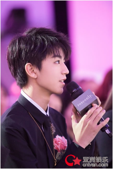 王俊凯roseonly礼盒,王俊凯上海roseonly活动