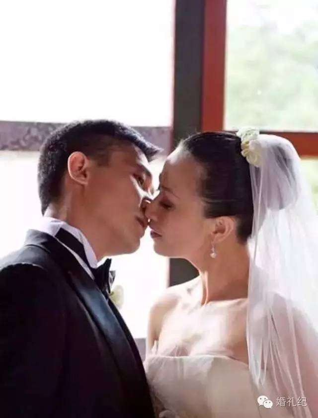 大部分人接吻是怎么吻的,婚礼上的亲吻是怎么吻的