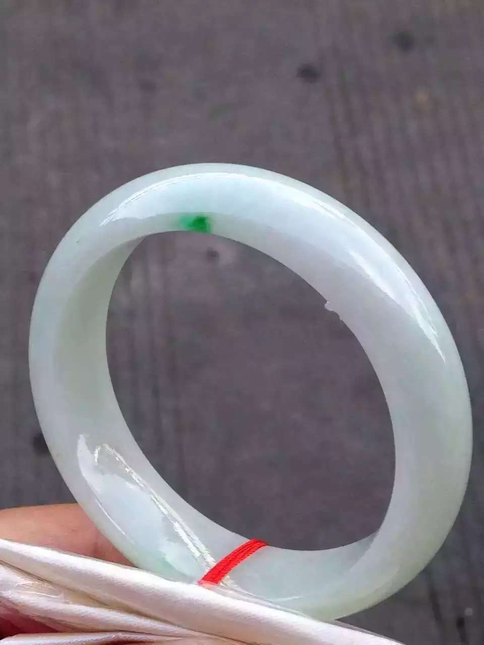 做微商如何描述翡翠产品 (做翡翠微商的都出入高档酒店吗)