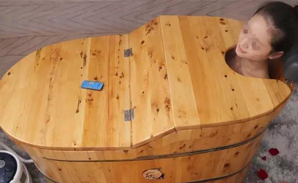 女子产后用这东西熏蒸泡澡，结果夫妻双方都中毒了！