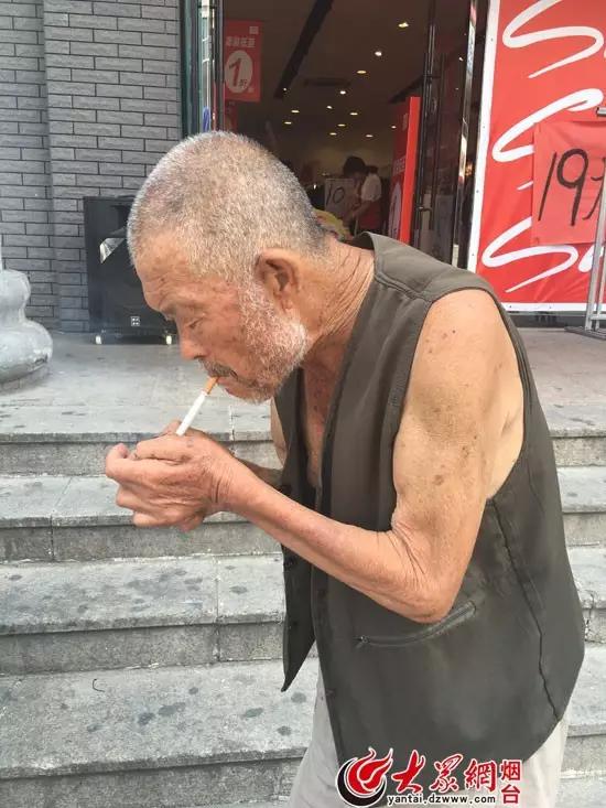 烟台“樱桃大爷”回来了，这次来卖杏，不到一天就卖完！